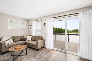 Smart TV - Modern Lakefront house, steps away from water's edge and Island Lake fishing    (Duluth)