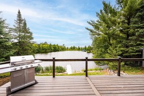 Terrace/patio - Modern Lakefront house, steps away from water's edge and Island Lake fishing    (Duluth)