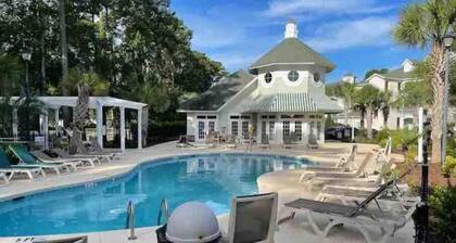 Beautiful 2-bed 2-bath condo on golf course