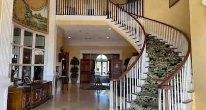 Beautiful 2-bed 2-bath condo on golf course