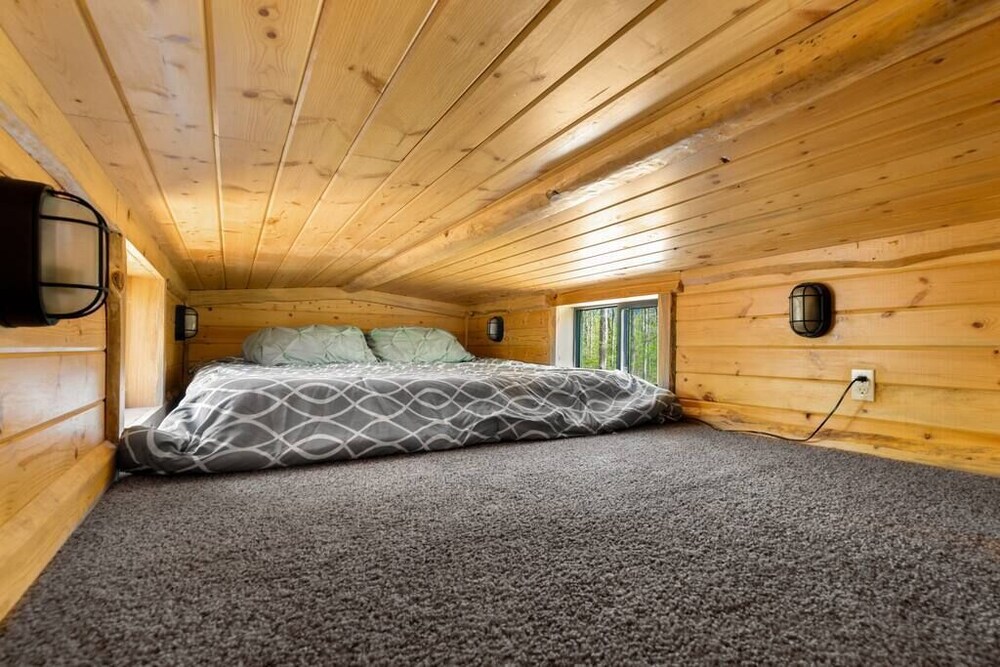 Peaceful Tiny home on 4 acres, hot tub, & fire pit Powhatan Vrbo