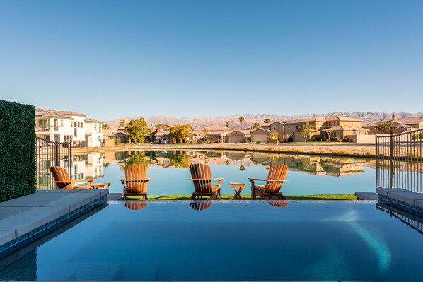 Una piscina al aire libre