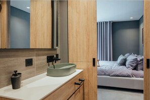 Dusj, håndklær, såpe og sjampo