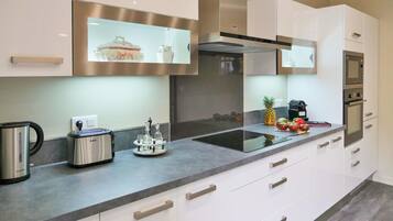 Een koelkast, een oven, een vaatwasser, een koffiezetapparaat/waterkoker