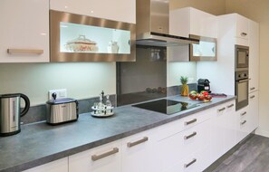 Kühlschrank, Mikrowelle, Ofen, Geschirrspüler