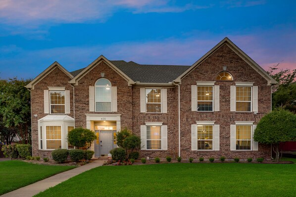 Exterior - Texas Size 5Bed 3.5Bath, Heated Spa, Pool (Plano)