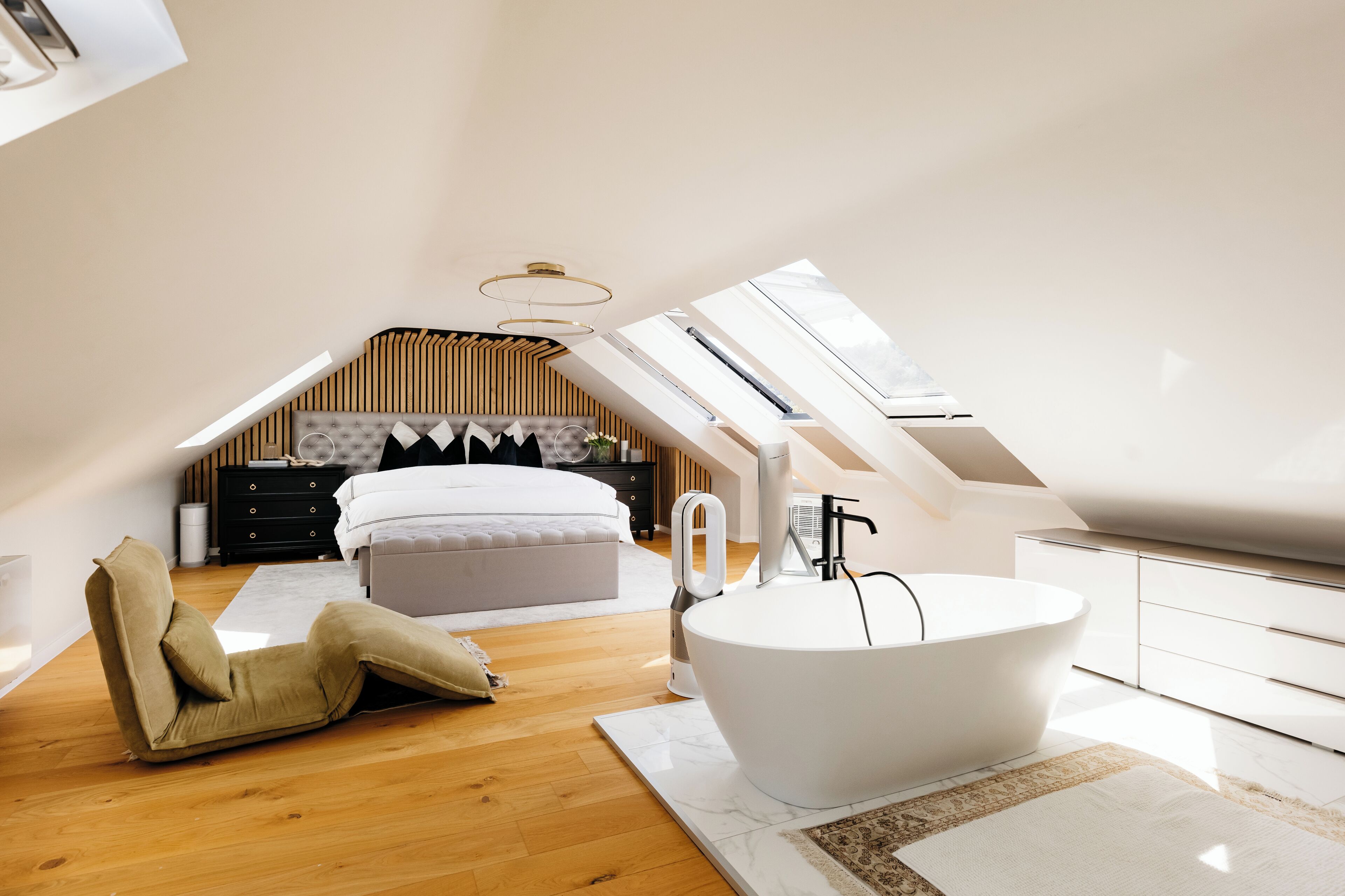 3 slaapkamers, een bureau, een strijkplank/strijkijzer, reisbedje