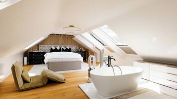 3 slaapkamers, een bureau, een strijkplank/strijkijzer, reisbedje