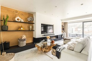 Smart TV, chimenea, estéreo y monitor de computadora