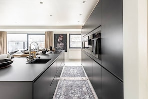 Fridge, microwave, oven, stovetop - The Edgewater Suites RIVERSIDE (Namur)
