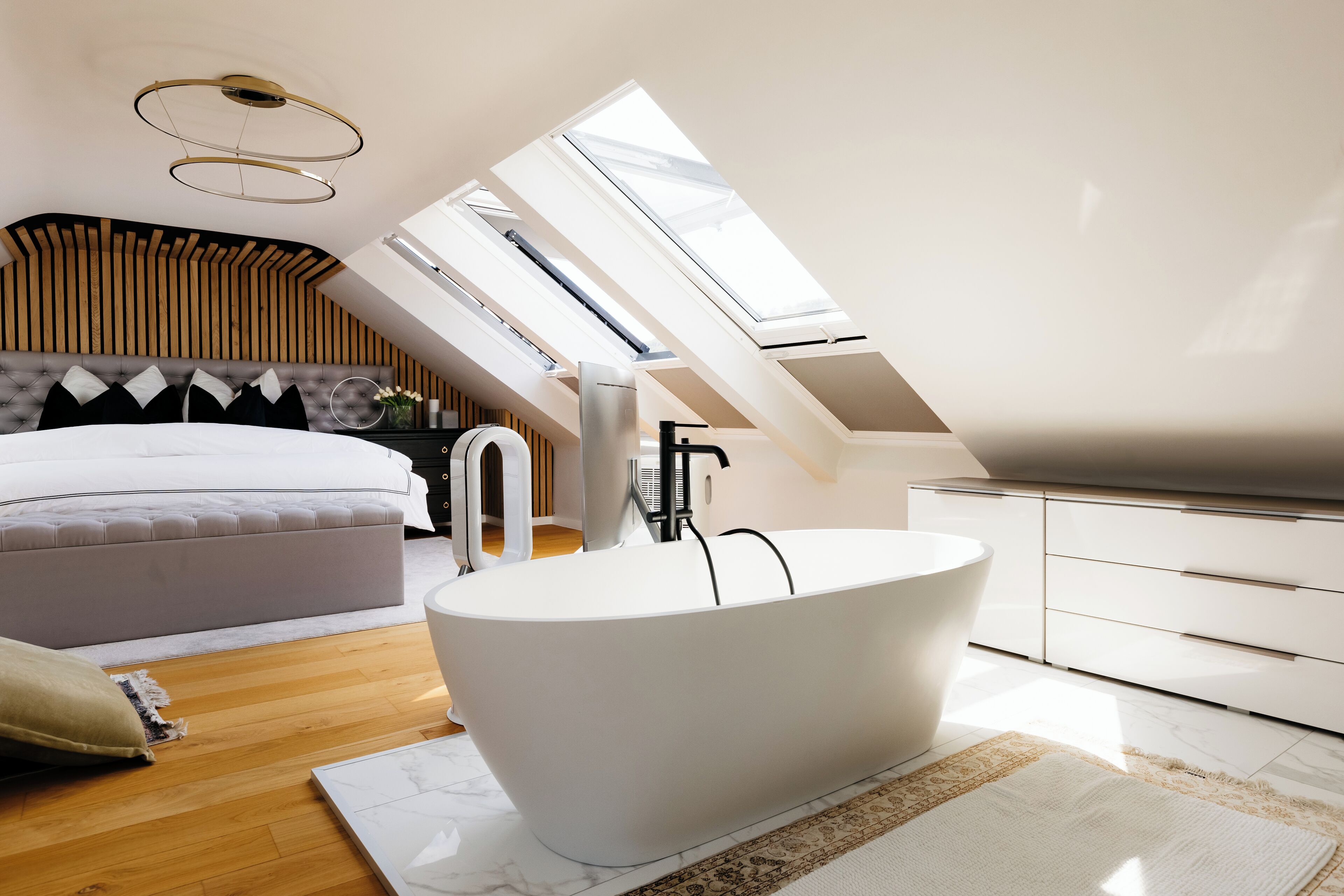 3 slaapkamers, een bureau, een strijkplank/strijkijzer, reisbedje