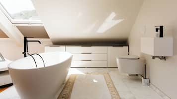 Een haardroger, handdoeken, zeep, shampoo