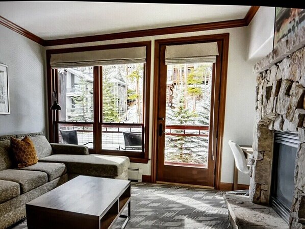 Smart TV, fireplace - NO EXTRA FEES! 2br Sleeps 6 Ski In/ Out on Peak 9- hot tubs, shuttle, spa, etc! (Breckenridge)