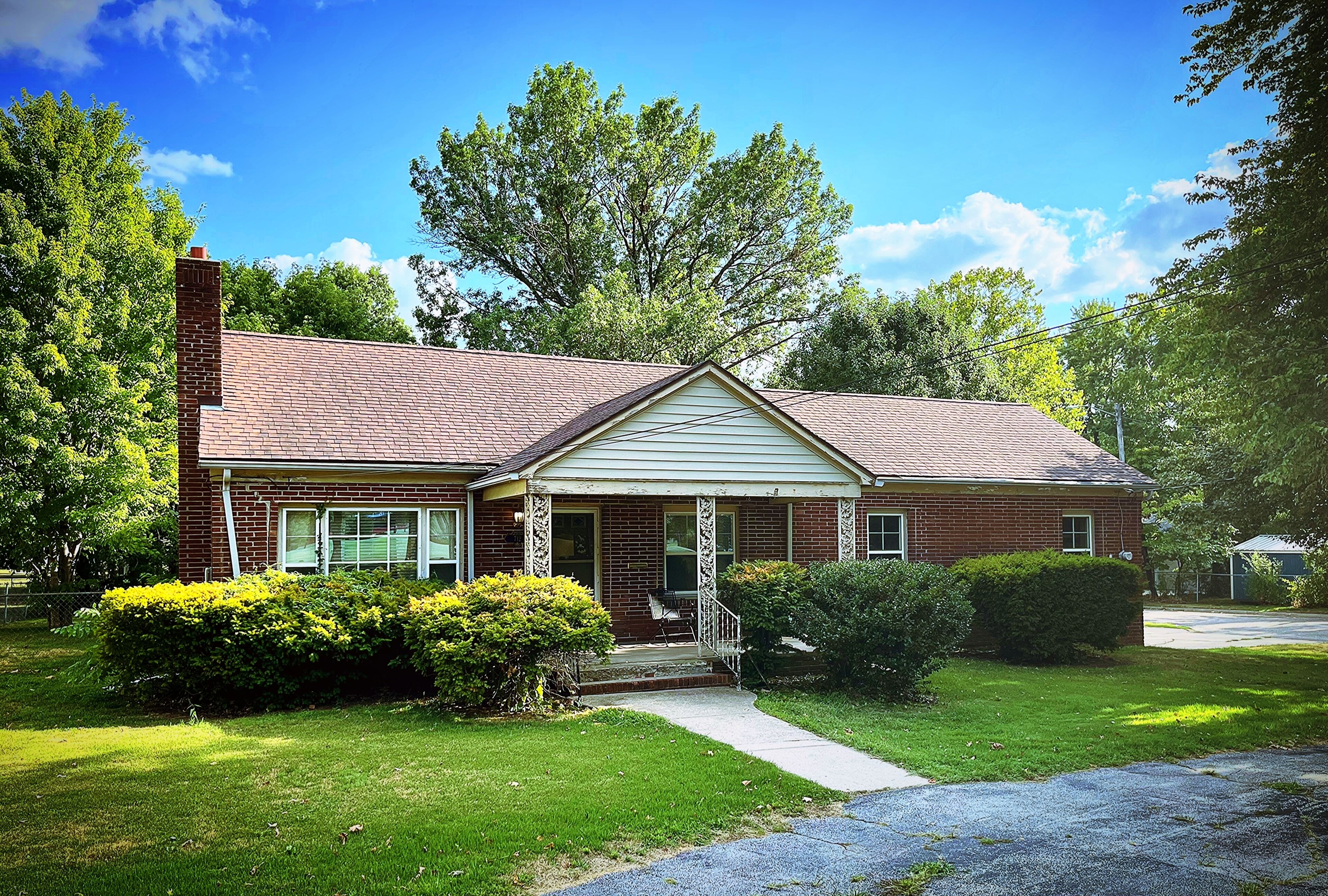 University campus vacation home - with massage chair and game room!