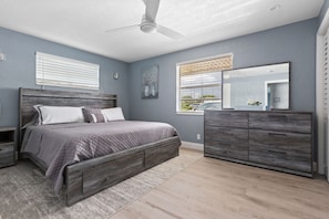 4 soverom, skrivebord, strykejern/-brett og reiseseng for barn