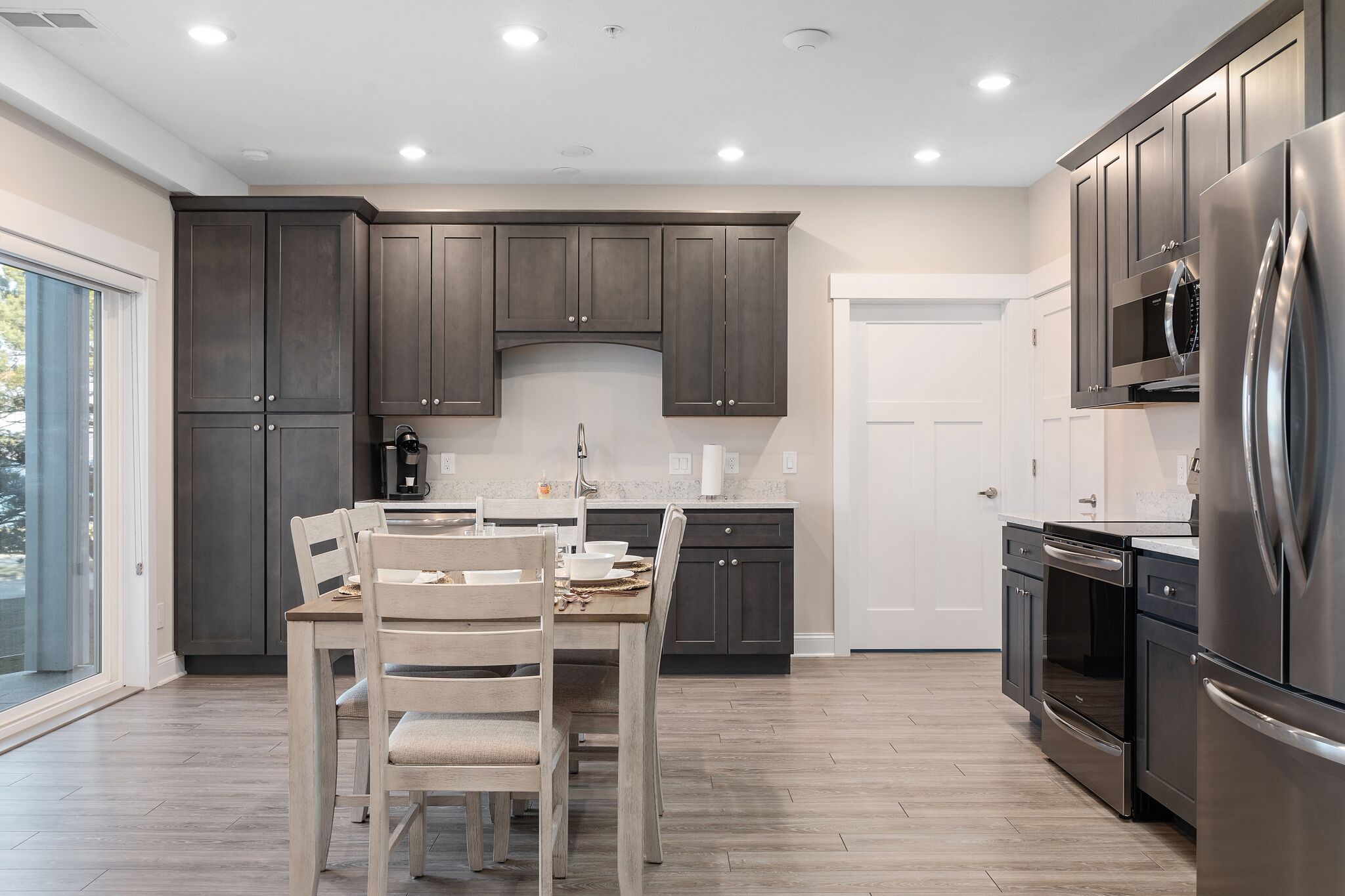 Refrigerador, microondas, horno, placa de cocina