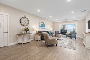 TV - 🌆 539 Bay St Downtown Lakeview Condo | 404E - Waterfront, Free Parking, Moments from festival grounds (Traverse City)