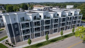 Ein mehrstöckiges Hotel mit Balkonen, einem Parkplatz und Blick auf die Umgebung.