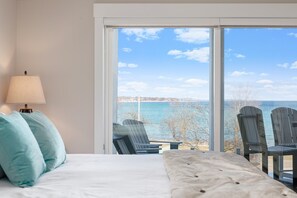 3 bedrooms, iron/ironing board, WiFi, bed sheets - 🌆 539 Bay St Downtown Lakeview Condo | 301W - Waterfront, Free Parking, Moments from festival grounds (Traverse City)