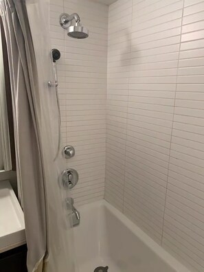 Secador de cabelo, toalhas de banho, sabonete, shampoo