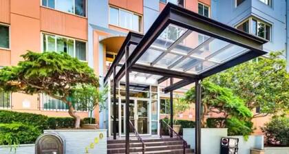 Beautiful Modern Condo Downtown/Convention Center