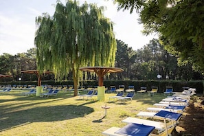Property grounds - Bungalow with air conditioning, internet, garden and pool (Casal Borsetti)
