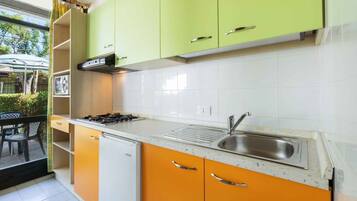 Kühlschrank, Mikrowelle, Herdplatte, Hochstuhl