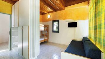 2 bedrooms, travel cot, Internet