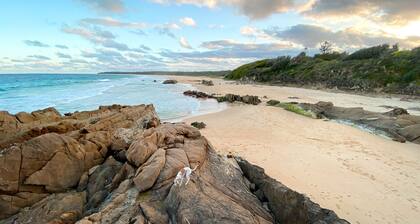 3 bedroom house with spa bath, close to Beach & Town