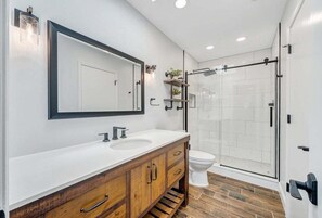 Combined shower/bathtub, hair dryer, towels - Lakeside Sunsets - Private Dock, Hot Tub & Firepit (Moneta)