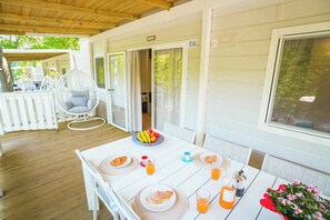 Outdoor dining - Mobilehome with air conditioning, terrace and water park (Peschiera del Garda)