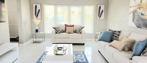 Una Smart TV, un reproductor estéreo