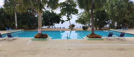 Una piscina al aire libre