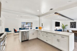 Fridge, oven, stovetop, dishwasher
