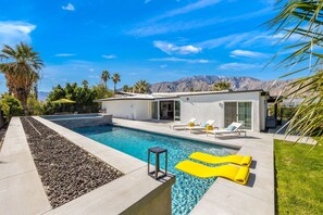 Piscina all'aperto, una piscina riscaldata