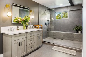Dusche, Handtücher, Seife, Shampoo