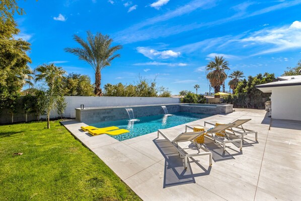 室外游泳池，恒温泳池