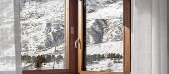 New apartment overlooking mountain, private garage, walking distance lifts