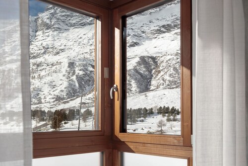 New apartment overlooking mountain, private garage, walking distance lifts