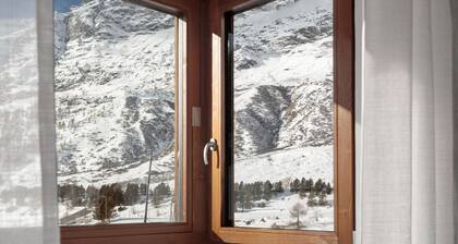 New apartment overlooking mountain, private garage, walking distance lifts