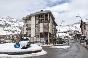 Exterior - New apartment overlooking mountain, private garage, walking distance lifts (Breuil Cervinia)