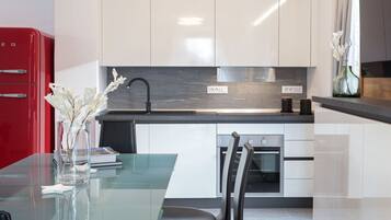 Réfrigérateur, micro-ondes, four, plaque de cuisson