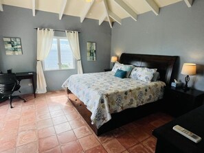 3 chambres, bureau, fer et planche à repasser, lit de bébé portatif