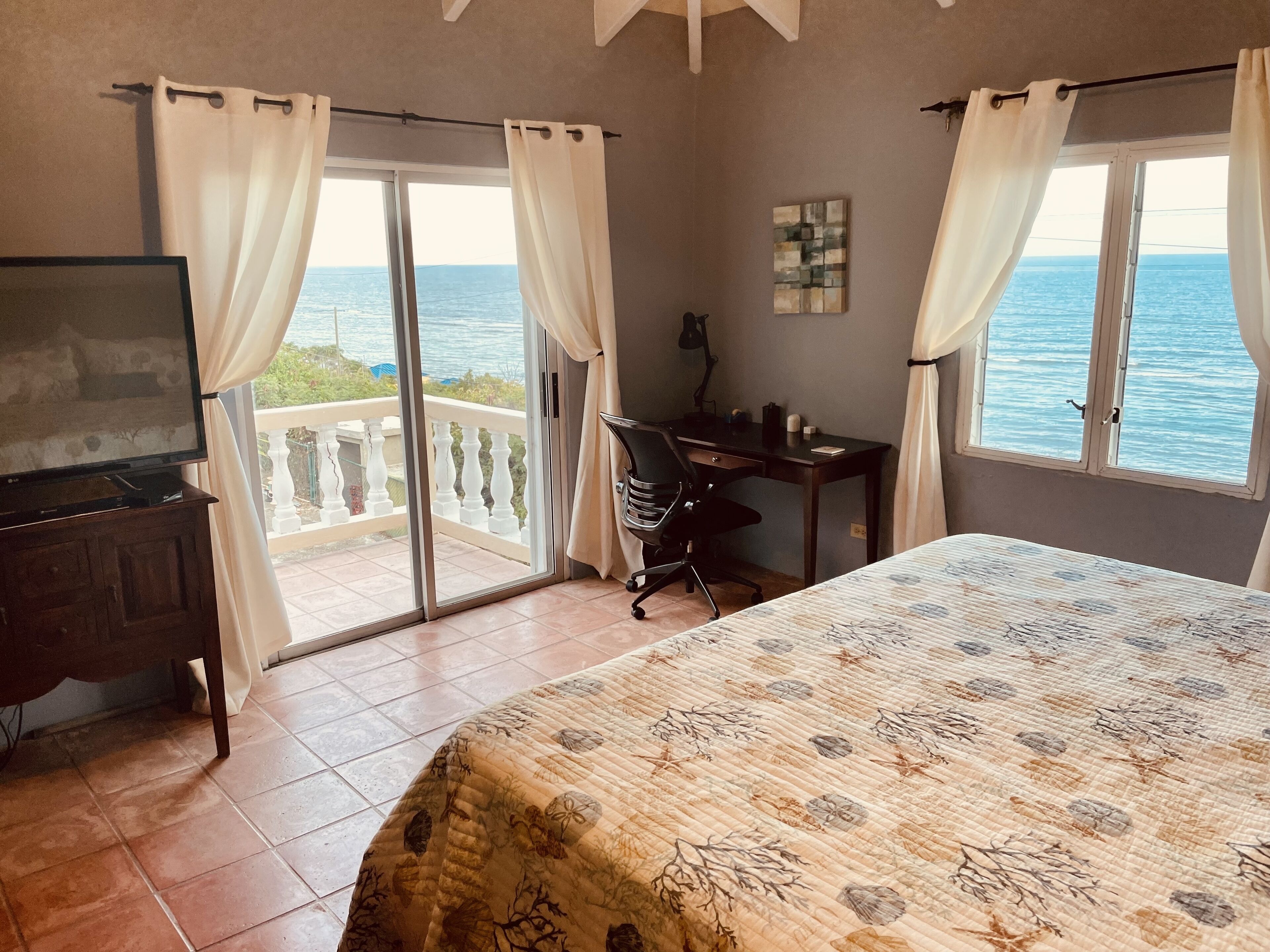 3 slaapkamers, een bureau, een strijkplank/strijkijzer, reisbedje