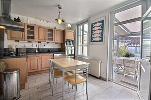 Réfrigérateur, micro-ondes, four, grille-pain