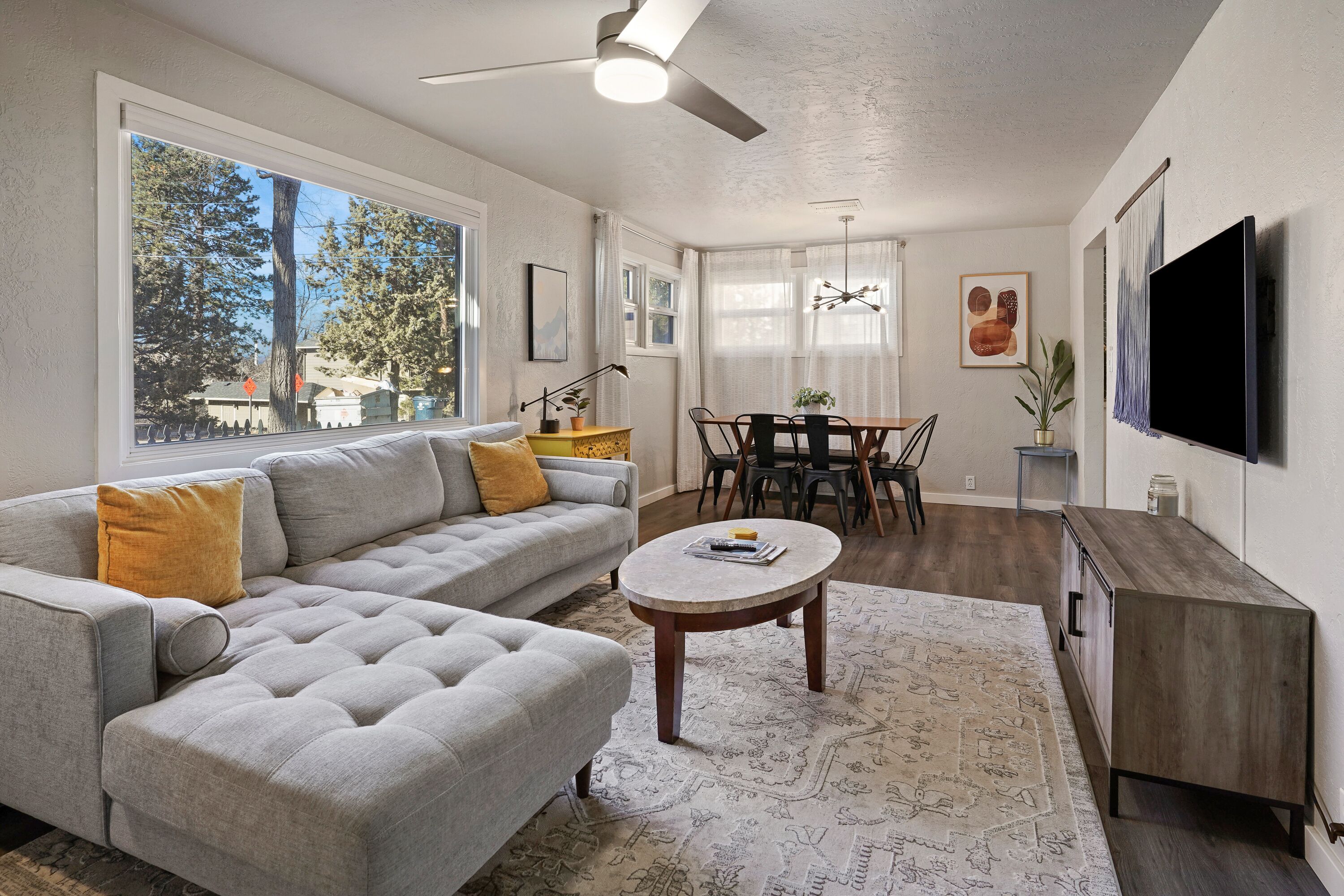 Hot Tub, A/C, Washer/Dryer, Large Backyard, Parking. Walk to Old Mill!