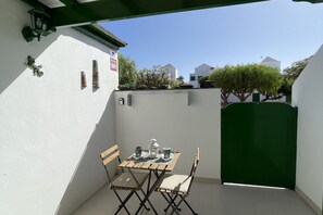 Outdoor dining - Buganvilla house, super wifi, sunny terrace (Playa Blanca)