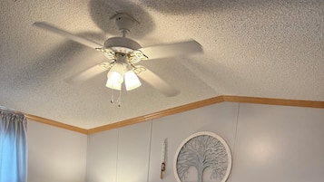 3 habitaciones, escritorio, tabla de planchar con plancha y wifi gratis