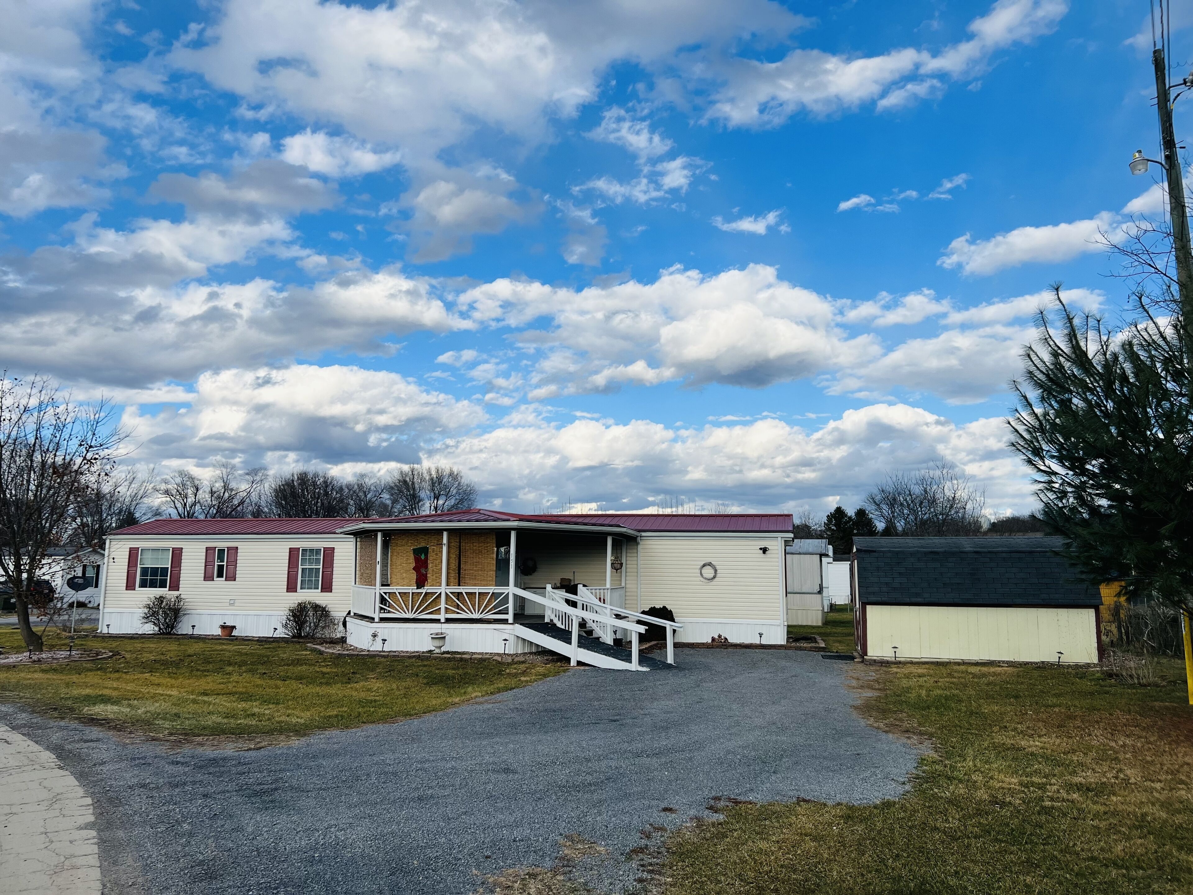 Cozy Mobile Home In Just the Right Place.