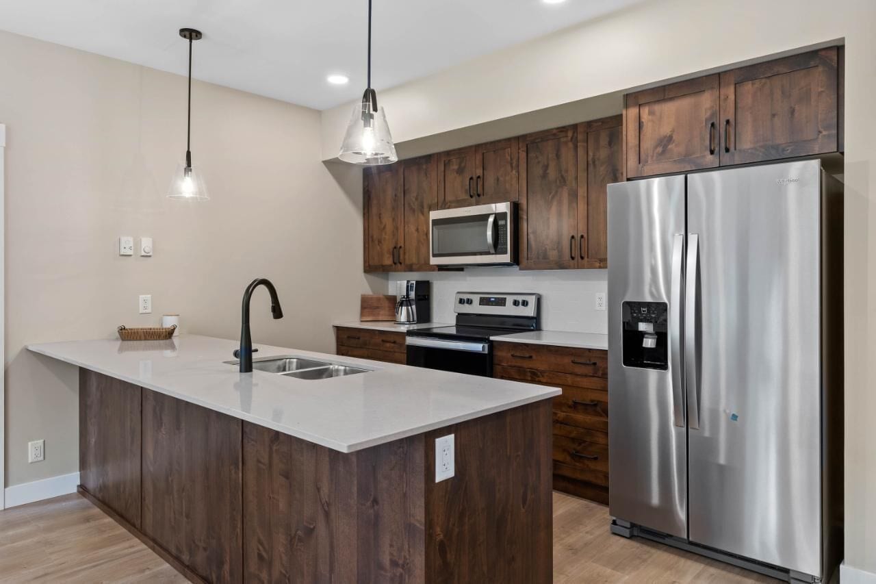 Réfrigérateur, four à micro-ondes, un four, surface de cuisson